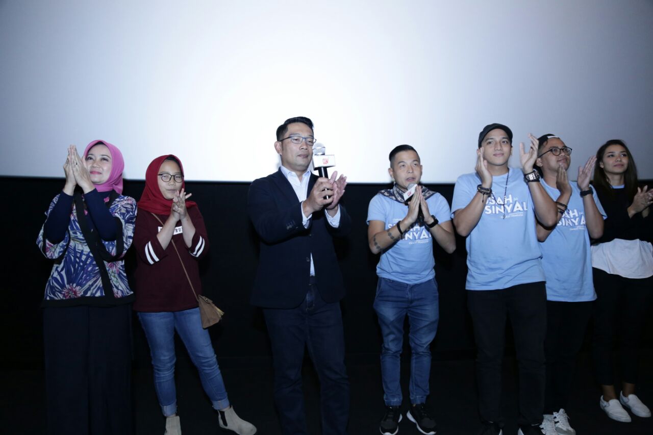 Ridwan Kamil & Keluarga Hadiri Screening Susah Sinyal di Bandung 